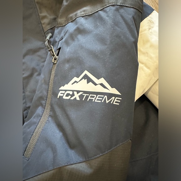 Winter coat with double lining and removable cap large - Picture 2 of 6